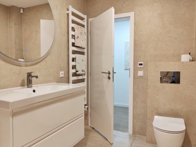 Dětská koupelna s barevnými obklady a sprchovým koutem