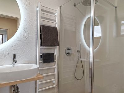 Rodičovská koupelna — pohled 1