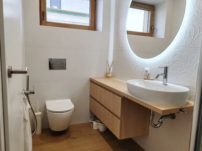 Rodičovská koupelna — WC a umyvadlo