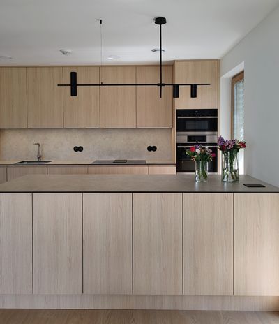 Kuchyně s ostrůvkem, vestavěnými spotřebiči Haier a designovým svítidlem