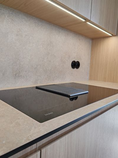 Indukční varná deska Haier se zabudovaným odsáváním a LED podsvícením